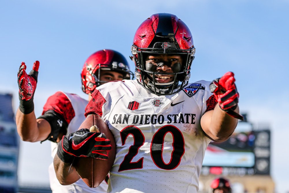 jt4real__'s tweet photo. After a good talk with @Coach_JLT, I’m blessed to receive an offer from San Diego State University. ♦️⚫️ @cocfb @DLcoachEd @CoachICOC @DCorbet55 @AztecRecruits @JuCoFootballACE @AztecFB  @GridironRR #GoAztecs #ThisIPromise https://t.co/HQPKx2rTs8