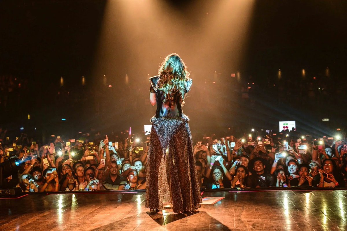 LucMooura's tweet photo. Te extraño tanto, un concierto que jamás me olvidaré. #DMWorldTourSp @DulceMaria https://t.co/2xJ2ldeOMr