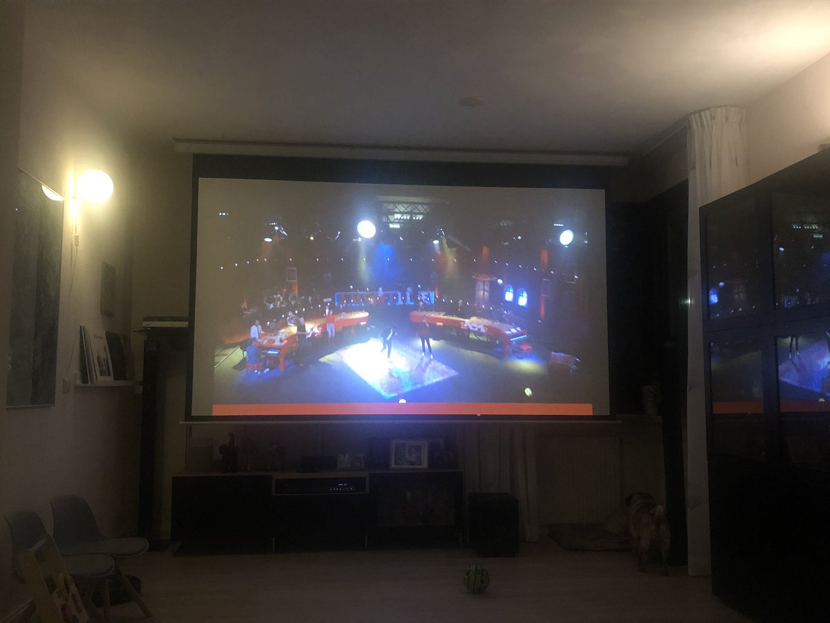 Lekker vrienden van amstel live gekeken op ons 3 meter scherm, mag volgend jaar wel weer uitgezonden worden. #VriendenVanAmstel https://t.co/btK2UPPKU7