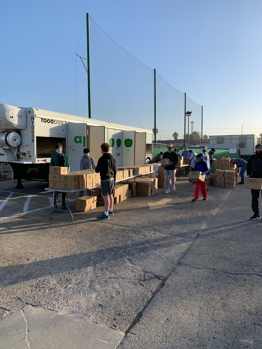 strake_jesuit's tweet photo. RT StrakeJesuit: A morning of beautiful weather was more than welcome by our energetic students, accompanied by their dads, and one mom in our monthly food drive. The team worked efficiently and the truck of food items was cleared out by 10:30 AM! #menfo… https://t.co/lH72aFO5TW