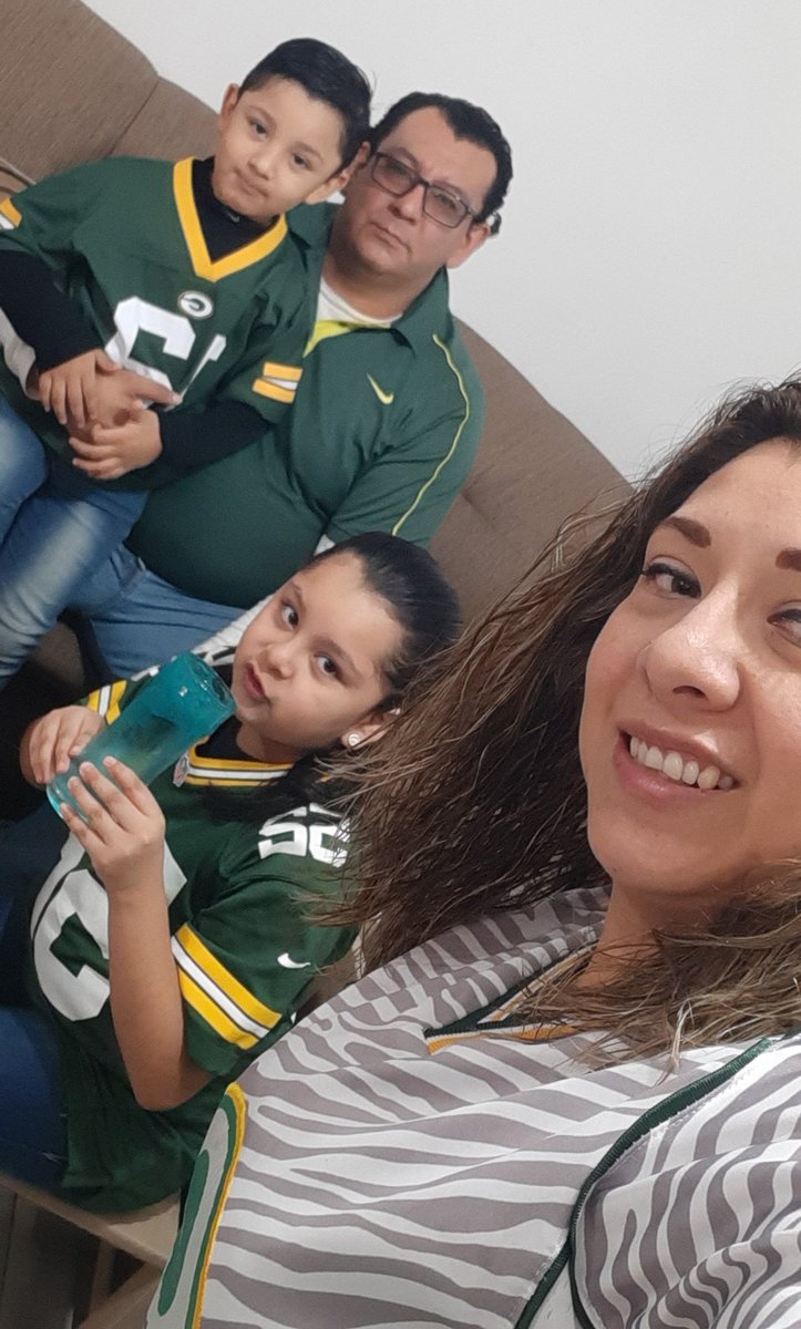 PauMedNPLF's tweet photo. #PlayoffsEnTUDN @TUDNMEX  #GoPackGo
Saludos desde CDMX con un Oso apoyando a mis packers notan la cara de felicidad de mi esposo!!!??? Las mejores transmisiones son por TUDN https://t.co/c7uc3au4jW