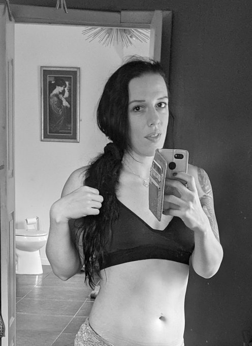 The face of someone who just bloodied a client's lip. It's all love though. 🥊💛 #muaythai #kickboxing<a href="/tag/kickboxing"class="tags"><span>#kickboxing</span></a><a href="/tag/muaythai"class="tags"><span>#muaythai</span></a><a href="/tag/sessiongirls"class="tags"><span>#sessiongirls</span></a>