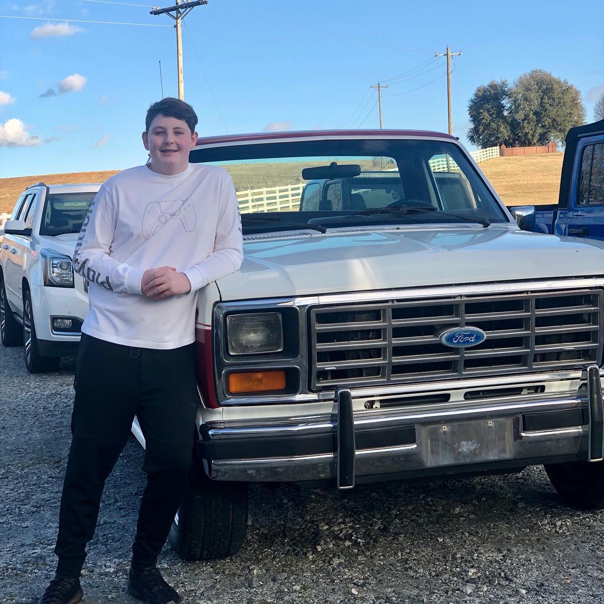 Jake_Cox06's tweet photo. 📸📸 with new truck #americaneagleoutfitters #yeezys #ps5 #fordclassics https://t.co/sDfqFFw0vr