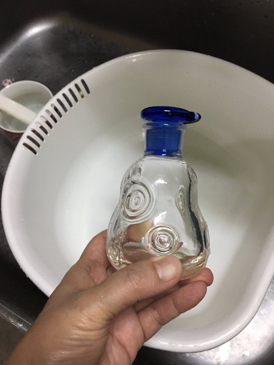 わたなべ おはようさんです お気に入りの醤油さし 開かなくて放ったらかしにすること半年 捨てようと決意 いやまて 開け方をネットで検索 色々試した結果開かない がしかし 蓋が微妙に浮いてきた気が 毎日 コンコン木べらで叩いてみます