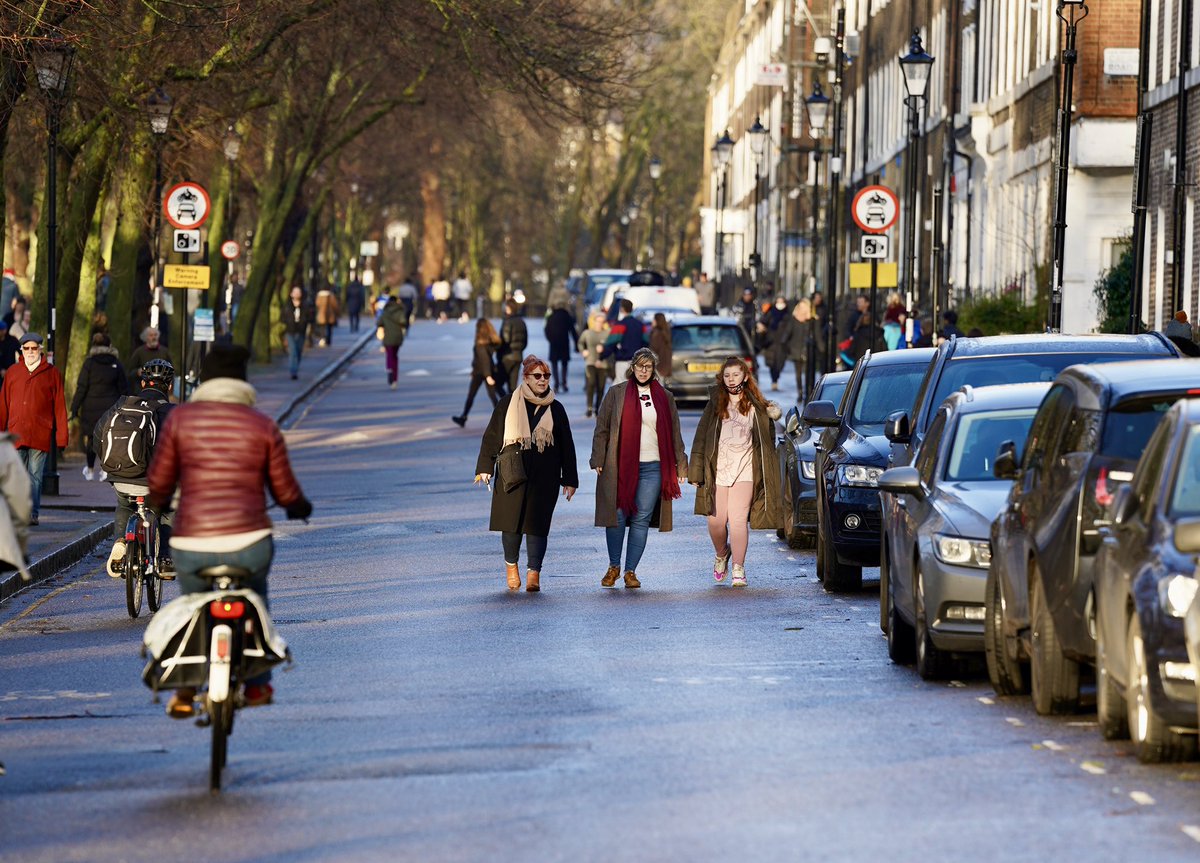 Within a week of  #PeopleFriendlyStreets coming to Highbury, the difference is amazing.Don’t focus on a few U-Turns, watch what people are doing. They are enjoying the space. THREAD/