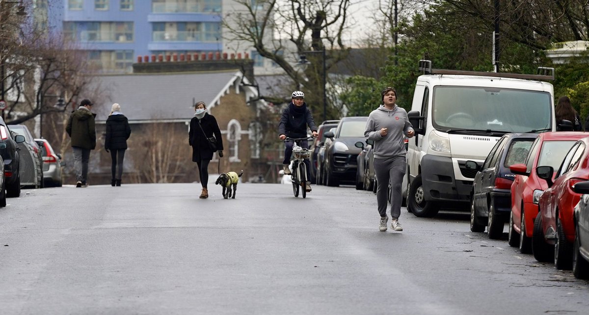 whether people are jogging or walking a dog, Highbury Hill is less dominated by SUVs. 3/7