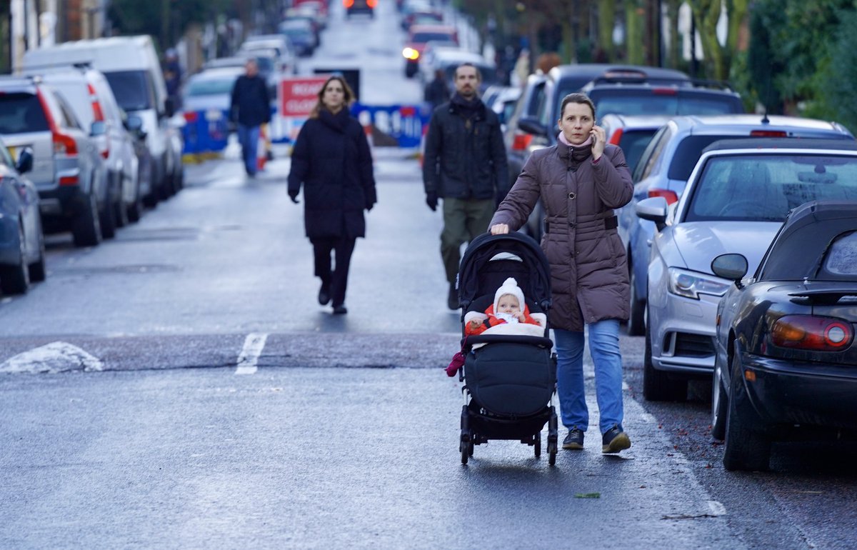 Taking a call while going to the shops on Plimsoll road feels safe. 5/7