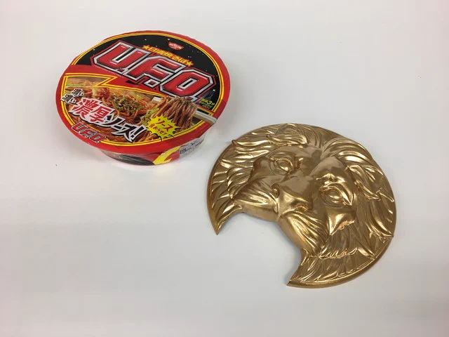 ゴージャスな湯切りが誕生するかも！？日清食品がTwitterに投稿したライオン型湯切りプレートが話題に！！