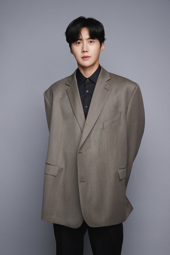 kimbapjapchae's tweet photo. SIR, CAN I HAVE YOUR NUMBER?

#KimSeonHo #김선호 https://t.co/V6P7iWxBq2