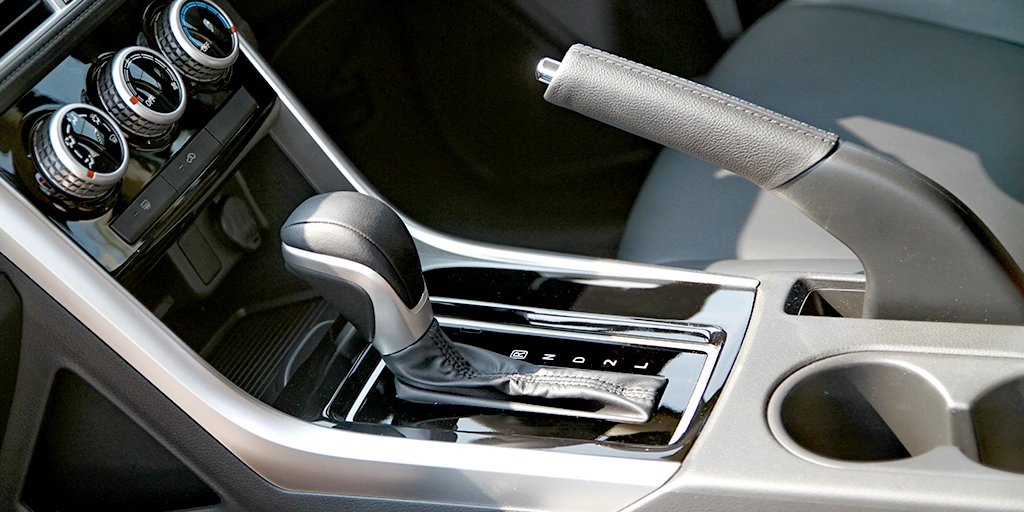 Mitsubishi_ID's tweet image. Mitsubishi Family pasti banyak yang lebih memilih kendaraan bertransmisi otomatis (matic) untuk berkelana di kemacetan ibu kota. Tapi walaupun lebih mudah dan nyaman, ada treatment khusus untuk mobil matic agar terhindar dari kerusakan. Yuk simak!