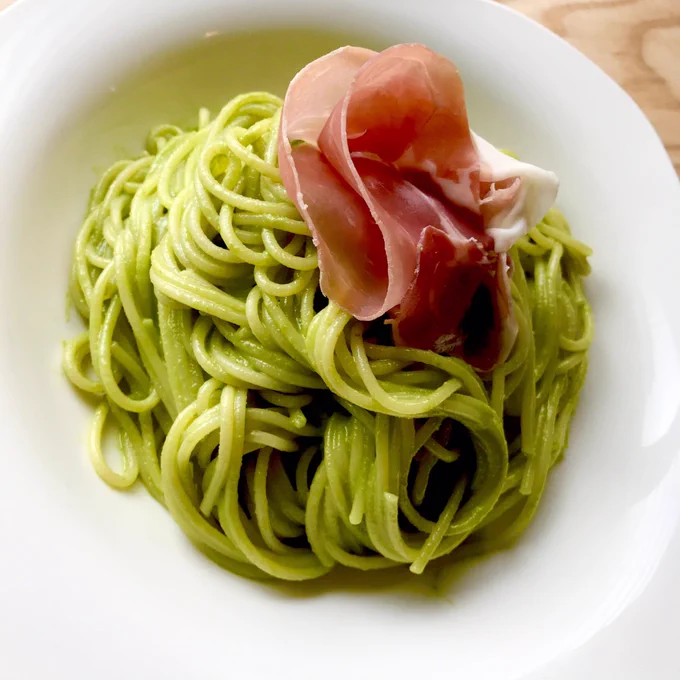 今日はジェノベーゼのパスタを作りました。ペーストはバジル、くるみ、粉チーズ、オリーブ油、にんにくです。美味かった。

料理漫画「ひとり事-キューライスのサクセスごはん」1月29日発売→ https://t.co/hQIr0iYzvP 
