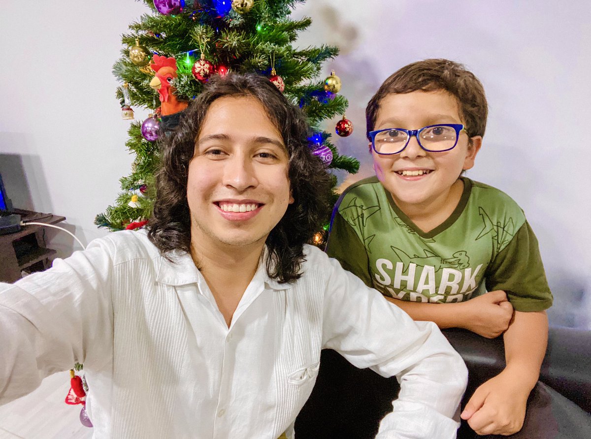 Arquiman2's tweet photo. Foto con la mamá y el papá https://t.co/yqqLjSgLf4