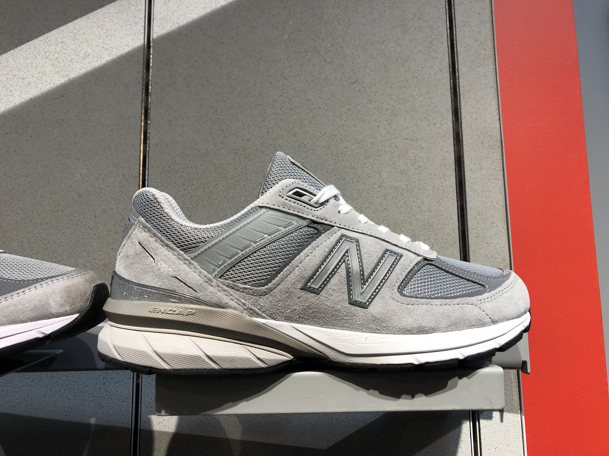 Mr Takeshi En Twitter 1000点中990点と言われるニューバランス990 日本で買うよりだいぶ安かった ニューバランス ランニングシューズ ニューバランス990 海外生活 T Co Y925c7sde7 Twitter