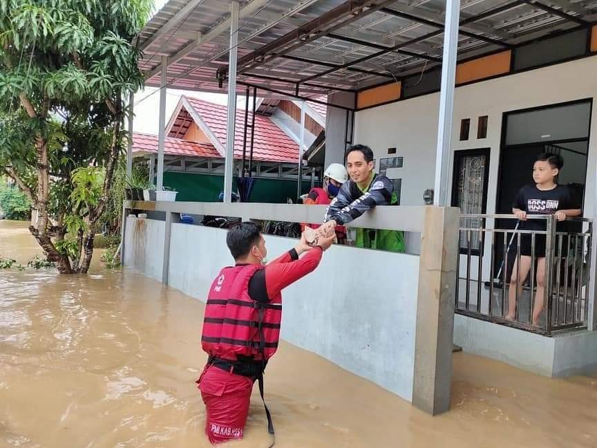 HerryFTanjung's tweet photo. Satgana PMI Kab. Hulu Sungai Selatan melakukan evakuasi, memberikan makanan siap saji, pelayanan kesehatan dan bantuan logistik bagi warga korban bencana banjir. Banjir yg melanda terdampak enam kecamatan 40.000 jiwa di HSS, kalsel Cc @RadioElshinta @SonoraFM92 @husainabdullah1 https://t.co/GaAfSZTzMG