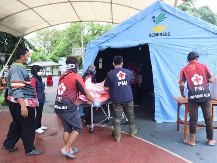 HerryFTanjung's tweet photo. Satgana PMI Kab. Hulu Sungai Selatan melakukan evakuasi, memberikan makanan siap saji, pelayanan kesehatan dan bantuan logistik bagi warga korban bencana banjir. Banjir yg melanda terdampak enam kecamatan 40.000 jiwa di HSS, kalsel Cc @RadioElshinta @SonoraFM92 @husainabdullah1 https://t.co/GaAfSZTzMG