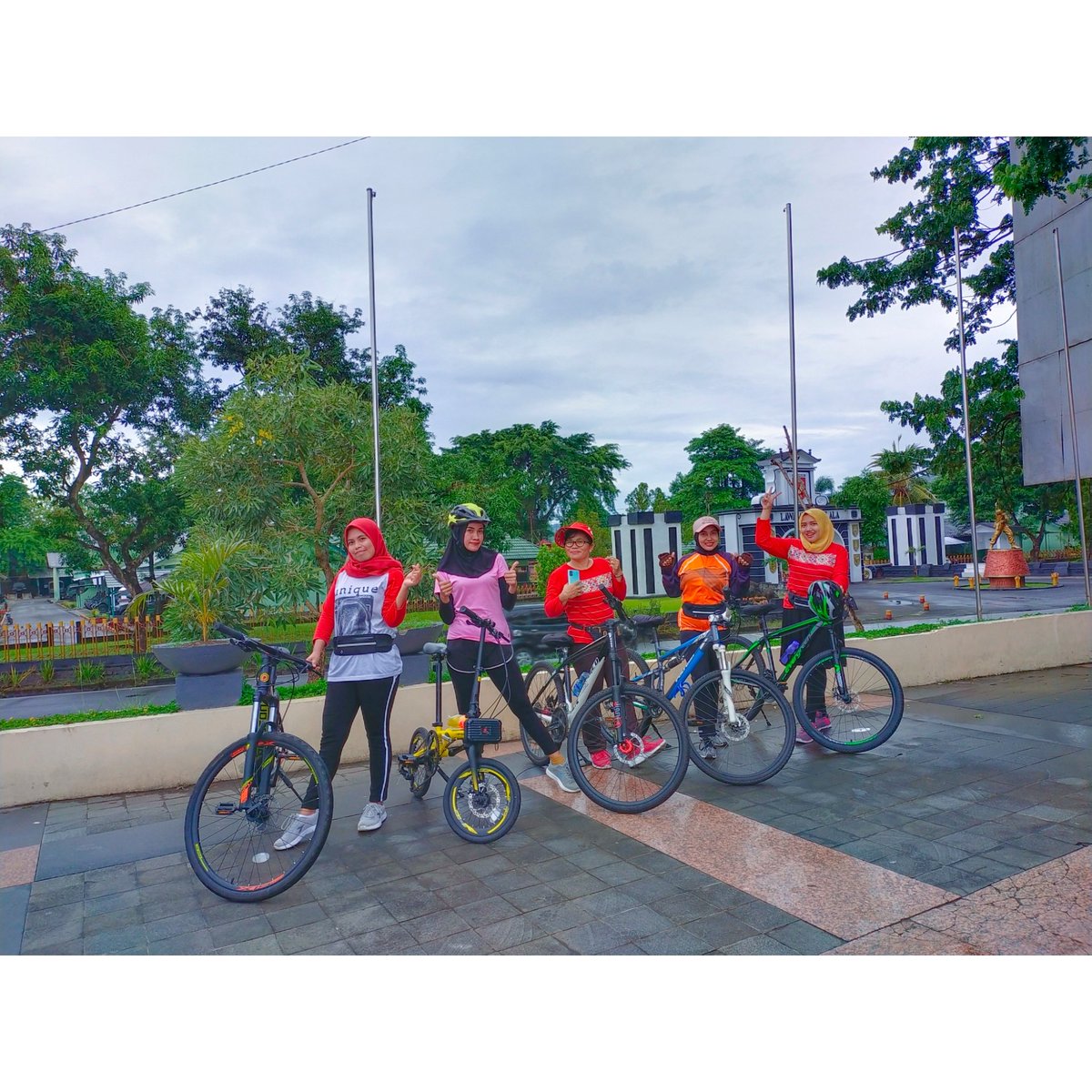 BibaPatty's tweet photo. My Team 🥰🥰
#gowes #gowesambon 🚴💪 https://t.co/ZkBOci2tUR