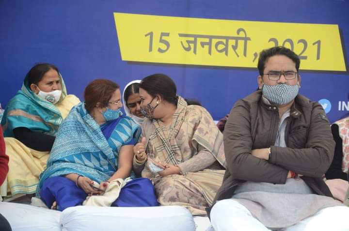 MLAGangaDevi's tweet photo. देश के अन्नदाता के अधिकारों की लड़ाई लड़ने एवं मोदी सरकार द्वारा लाए गए काले कृषि कानूनों के विरुद्ध में कांग्रेस कार्यकर्ताओं के साथ राजभवन का घेराव कियाl https://t.co/K5zqzHpwvQ