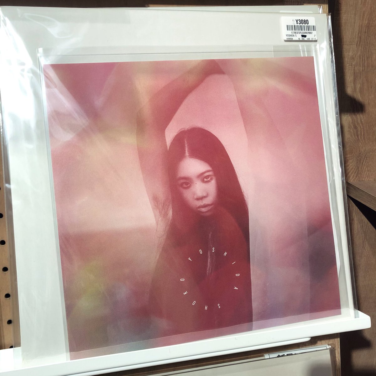 【本日入荷】

YOSHIDA SHOKO / Up and Down

カルチャーシーンから注目されるシンガーソングライター #YoshidaShoko のソロEPがHot Buttered Recordからリリース！
今作品のアナログ10インチには幾何学模様 (Kikagaku Moyo) のRYU KUROSAWAがシタール、エレクトリックシタールで参加✨