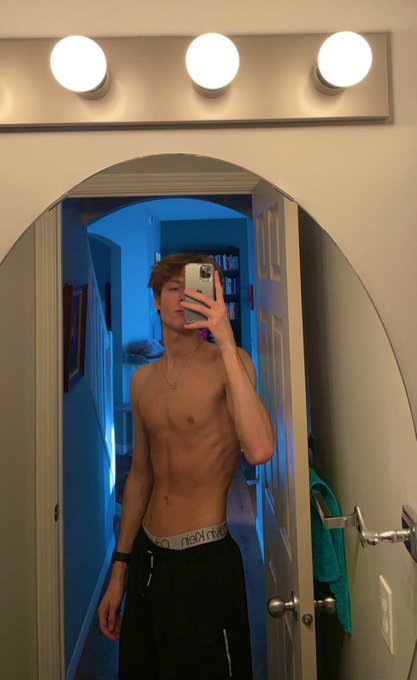 2 pic. Who tryna get railed? ? RT and lemme know https://t.co/caNxwhI5pm