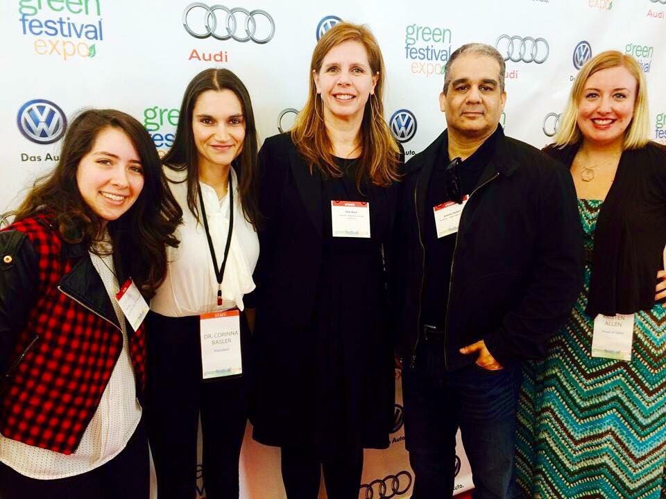 TodayWupdate's tweet photo. Antonio Saillant with the #PowerWomen of the Green Festival supporting our beautiful planet and supporting #TodaysW @TodayWupdate. #ItsTime #women #Diversity #Equality #feminist #womeninfilm #humanvoices https://t.co/XwCli2kh18