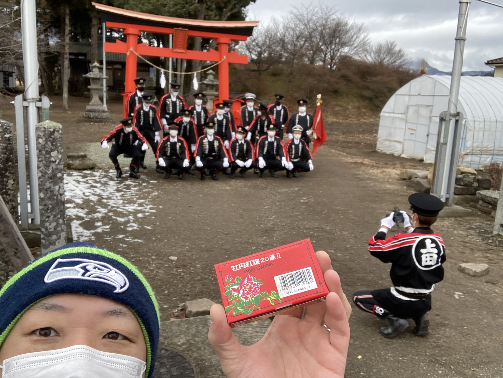 おいでよ西塩田 信州上田 上田市消防出初式は中止となりましたが西塩田の無火災を祈願しての参拝は感染防止対策を施した上で開催されました Ob組織 一六会 では疫病退散の願いを爆竹に込めて奉納しました 自治会長のみなさま 十六分団団員諸君