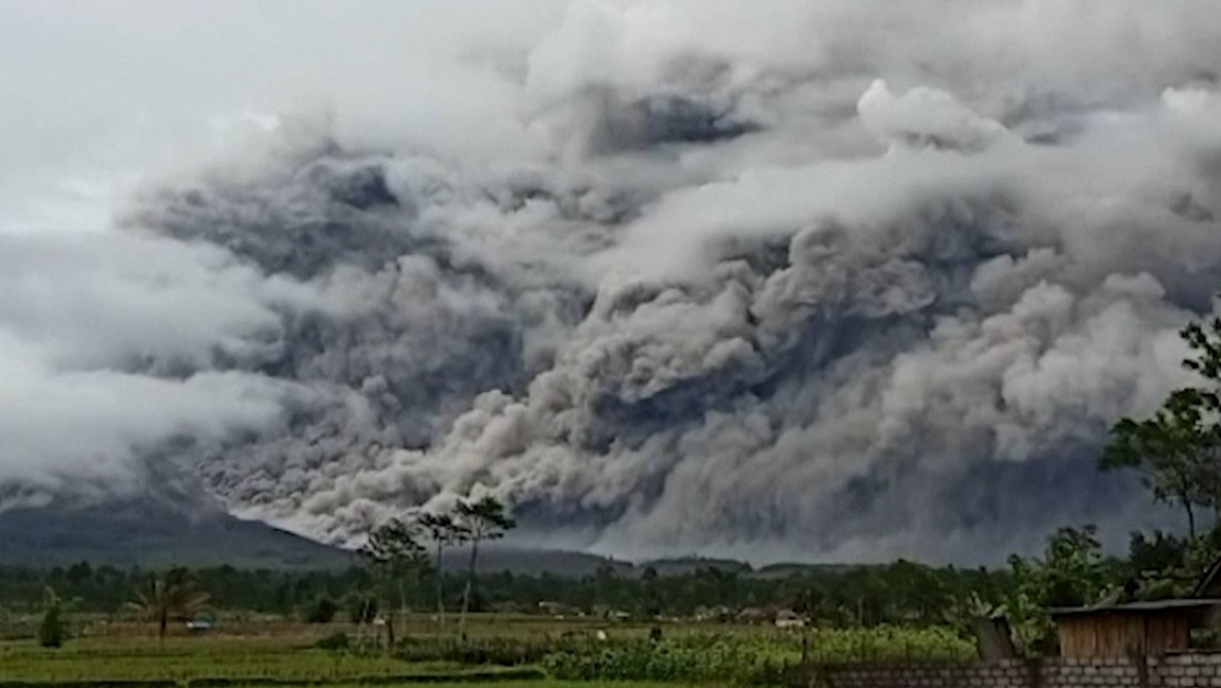 jaime_toth's tweet photo. Impresionantes imágenes de un volcán indonesio que arroja nubes ardientes de más de 4,5 kilómetros acompañadas de flujos de lava (VIDEO) https://t.co/p10gPcbw3Q https://t.co/0iduPBp9uP