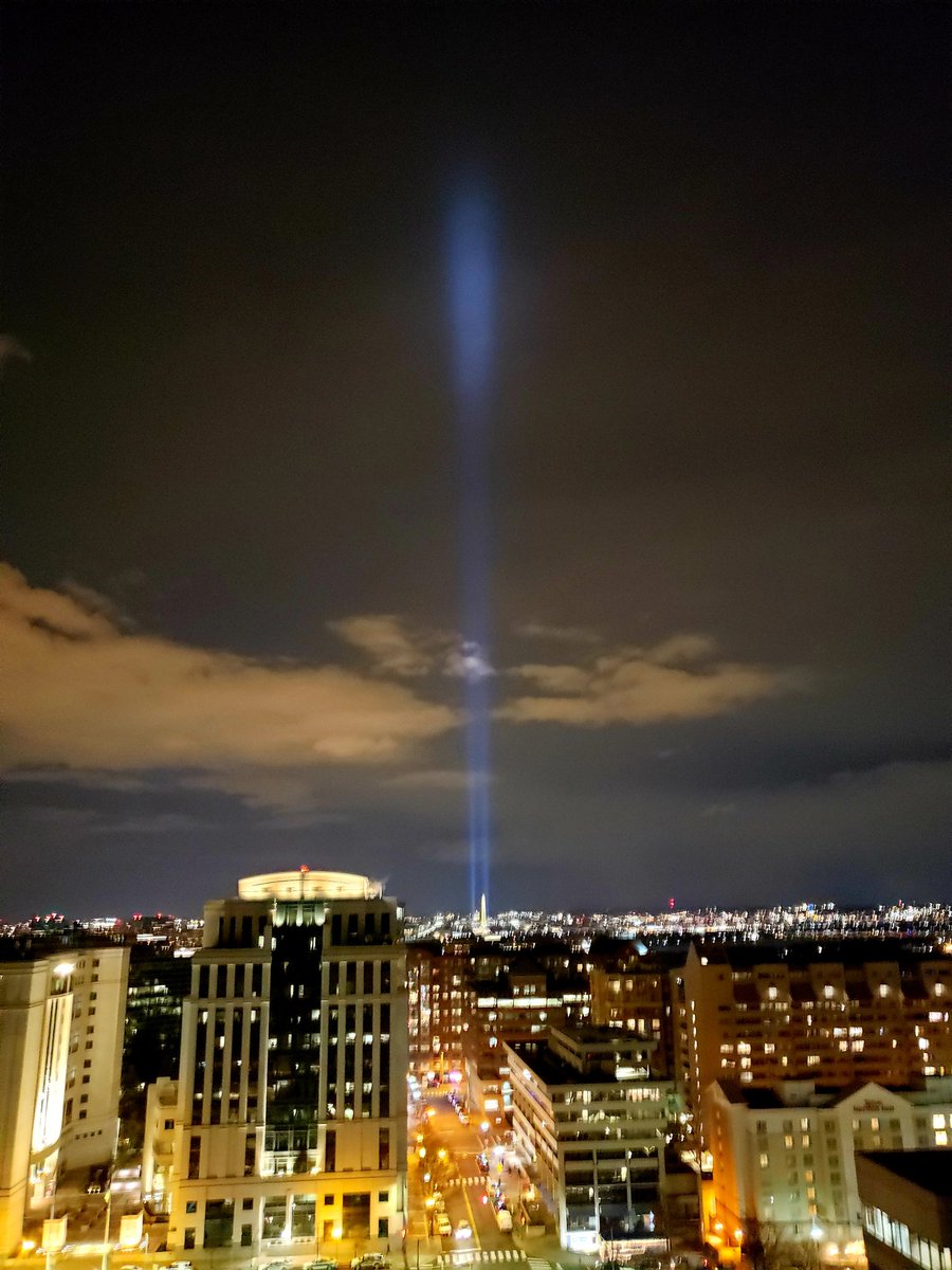 NOVA_Runner's tweet photo. There are two huge spotlights shooting into the sky from the Capitol. 
#CapitolBuilding #DCProtests #DCsky https://t.co/E01lT2BGYz