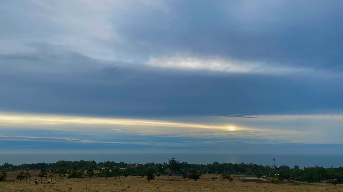 PAOLA_FIEGE's tweet photo. Y así sin más, se despidió...
#Atardecer #PlayaVerde #Sunset #Uruguay 🇺🇾#Skifire #MisFotos #storm #TwitterNatureCommunity @StormHour @boleadorcharrua @chematierra @uruguaypostales @PuntadelEsteS @ThePhotoHour @LensAreLive @StormHourMark https://t.co/t3Wy8sRR5W