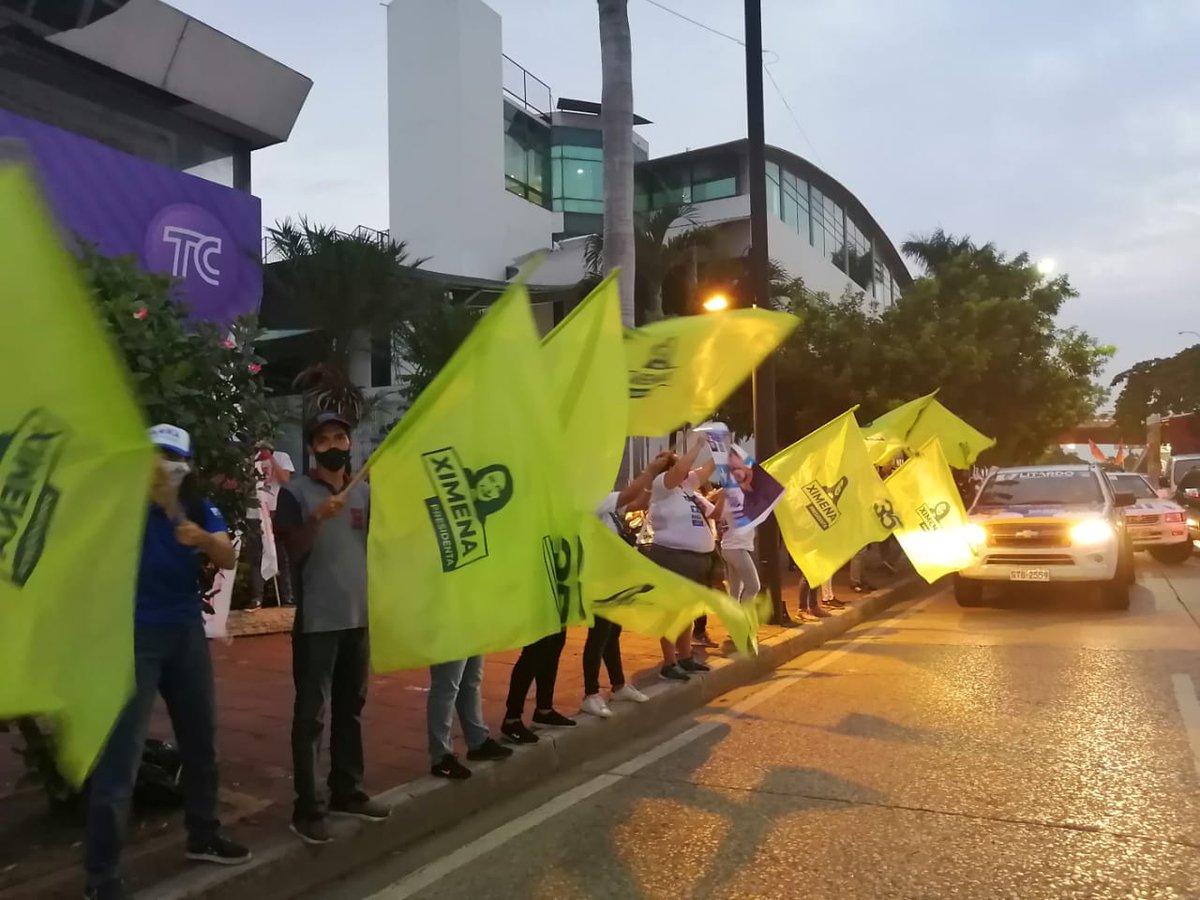 VickyDesintonio's tweet photo. #PreDebate En las afueras de TC Televisión poco respaldo ciudadano a Lasso, Lucio y los traidores de Peña.
Desde ya se siente:
¡Correa está presente, Arauz Presidente!
#ElDebateEsDeAndres https://t.co/QbQqCV0DPu