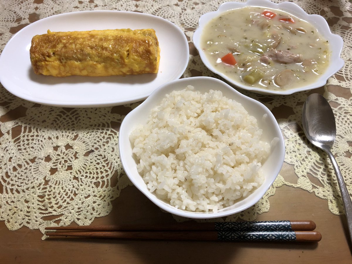今週から栃木県にも出された緊急事態宣言に伴う外出自粛の為、タナゴ釣り🎣も自粛。
という事で今朝はのんびりと厚焼き玉子を焼いてシチューと一緒に朝ご飯😋
ここ何ヶ月か日の出と共に釣り場にみたいな休日だったから、久しぶり😊 https://t.co/5PKitTIZzs