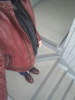 dousouba's tweet photo. 今朝のお散歩の足下
#安藤製靴
#OR8
#ベルスタッフ
#ヤコブコーエン
やっぱりシングルは
ベルスタッフで
行き着いた感だったのかなあ。
ただ色味が黒でなかったから
黒の革ジャンが欲しくなるのかも。 https://t.co/UmXyvellSX