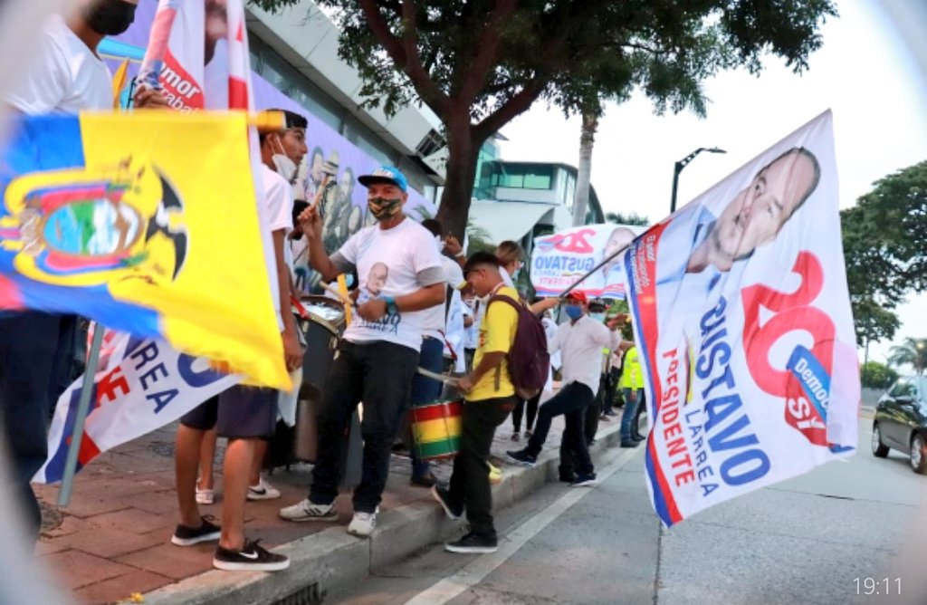 GustavoLarreaSi's tweet photo. Cambiar al país #SíEsPosible. Acompáñame esta noche en #EcuadorDebate2021 del @cnegobec y demostremos que las propuestas del cambio que planteamos junto a @20_democracia serán para  beneficio del país y el de las familias de todos los ecuatorianos. 
#GustavoLarreaPresidente https://t.co/EZGWAwCuU3