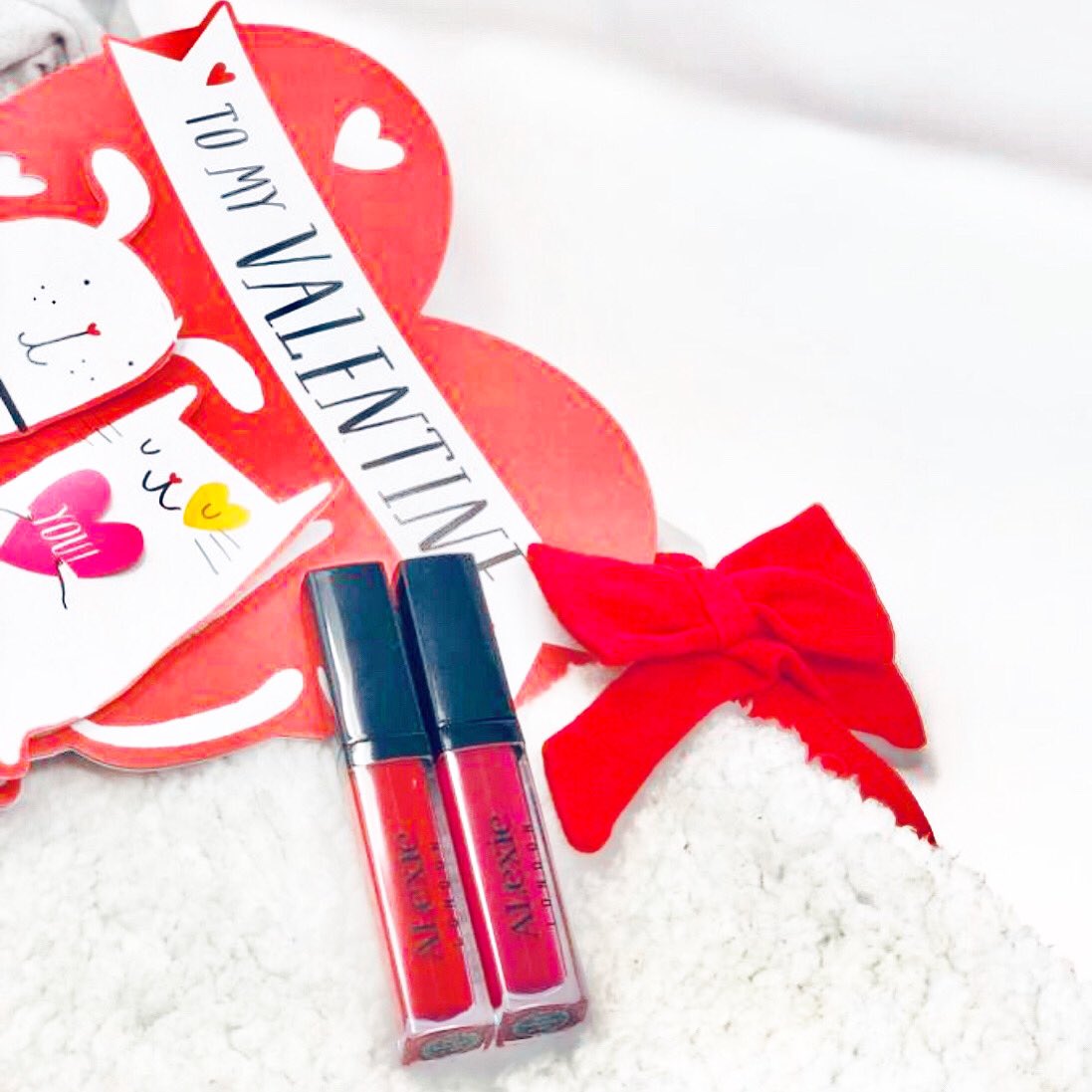 ALexieCosmetics's tweet photo. Cozy blanket and red lips #covidvalentinesday #valentinesday2021 https://t.co/9YB7pw3OeY