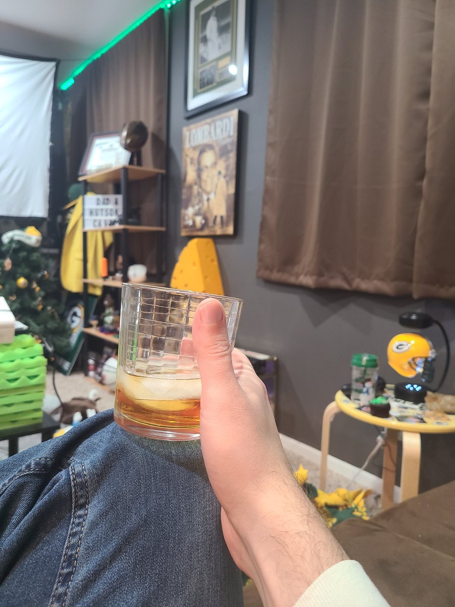 DanKasper's tweet image. You know what we do! #GreenAndYellow #VictoryScotch #GoPackGo