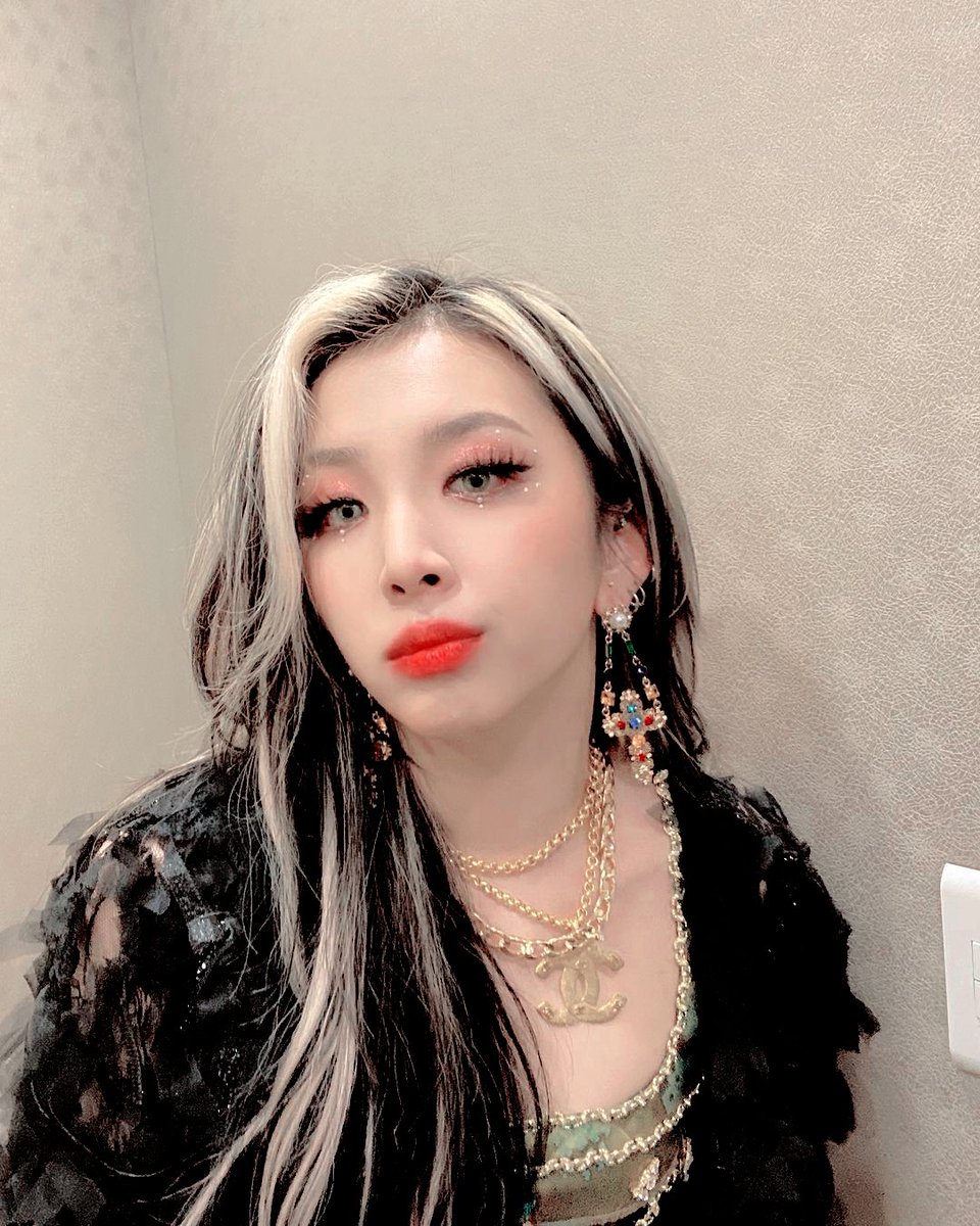 4STAGIONI_twt's tweet photo. ꗃ  _  *하나,  둘,  셋!  ⃗ 🕋 ⁑ㅤ #𝕤.tᥲtı𖤐n   ±  𝘄ᥱ.'rᥱさ  @𝟰𝗦𝗧𝗔𝗚𝗜𝗢𝗡𝗜  ᥲt #AesphaDB ‹

Nuestra bebita Alessia no quería perderse el #AesphaDebut pues a pesar de estar con retraso está lista para escuchar el single debut de estas niñas en vivo. Fighting! https://t.co/1jX7Sremth