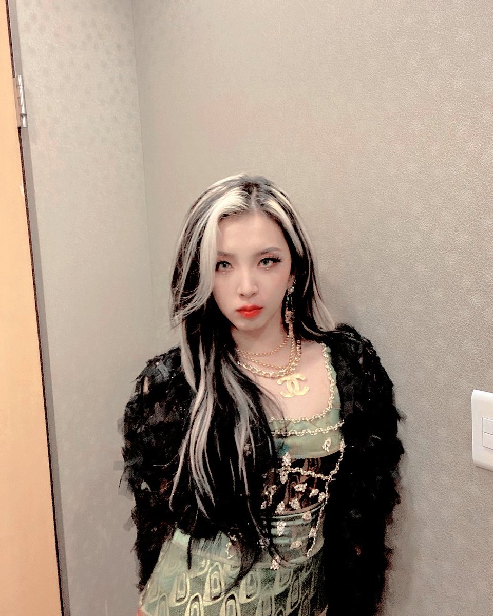 4STAGIONI_twt's tweet photo. ꗃ  _  *하나,  둘,  셋!  ⃗ 🕋 ⁑ㅤ #𝕤.tᥲtı𖤐n   ±  𝘄ᥱ.'rᥱさ  @𝟰𝗦𝗧𝗔𝗚𝗜𝗢𝗡𝗜  ᥲt #AesphaDB ‹

Nuestra bebita Alessia no quería perderse el #AesphaDebut pues a pesar de estar con retraso está lista para escuchar el single debut de estas niñas en vivo. Fighting! https://t.co/1jX7Sremth