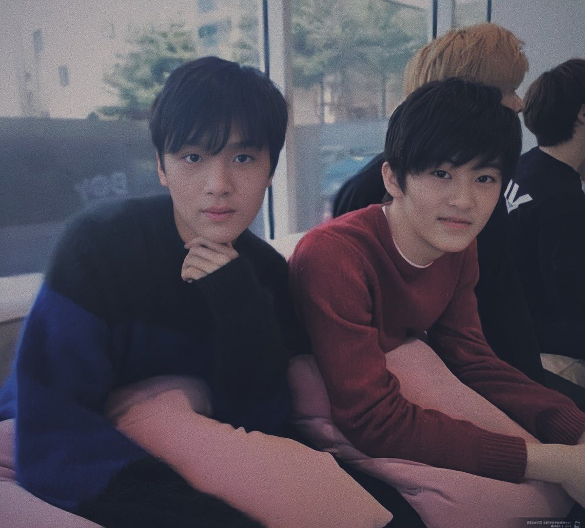 dilapujo's tweet photo. ☞︎Spin off “Keluarga Bang Jeffrey”☜︎
𝗺𝗮𝗿𝗸 𝘅 𝗲𝗰𝗵𝗮𝗻
empat tahun lalu, ketika mereka masih belum dewasa untuk sebuah badai dan harus berpisah. https://t.co/Ui16XASNyZ