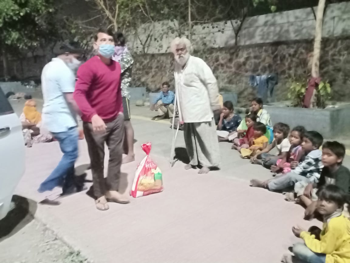 girishgoyal821's tweet photo. Grain distribution drive update. Ration Kit distributed to 7 families near Chanadan Nagar Footpath. 16-01-2021 @9:30pm. Thanks to our Donor @anubhaji for donating grocery kits. Kits having sufficient ration for 15 days for a family of 4 member's.
#RHA https://t.co/b5C3VOUNW1