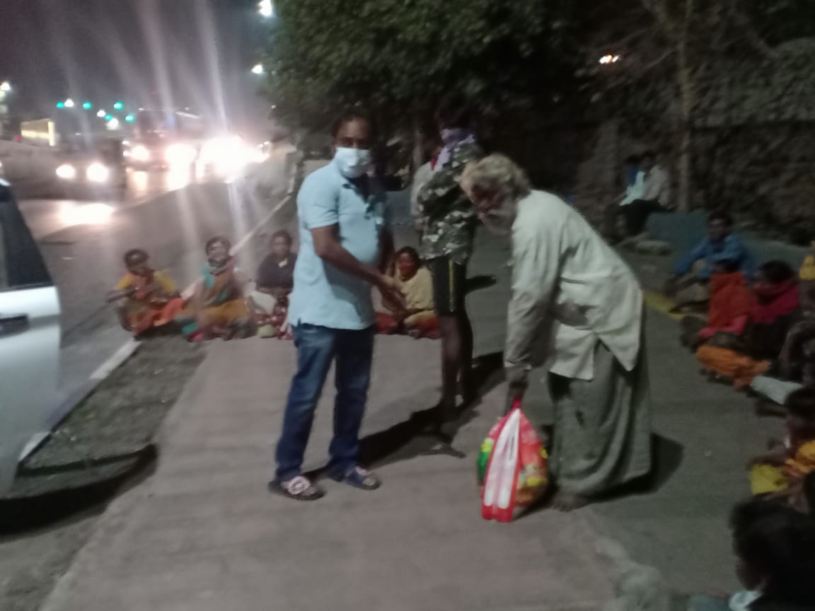 girishgoyal821's tweet photo. Grain distribution drive update. Ration Kit distributed to 7 families near Chanadan Nagar Footpath. 16-01-2021 @9:30pm. Thanks to our Donor @anubhaji for donating grocery kits. Kits having sufficient ration for 15 days for a family of 4 member's.
#RHA https://t.co/b5C3VOUNW1