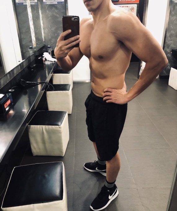 一早就來練胸肌 今天開始胸推沒邊35公斤！ 練完很喘但效果超明顯厚😏 https://t.co/xa86xedBBZ<a href="/tag/%E4%B8%8D%E9%8C%AF%E7%9A%84%E5%8F%AF%E4%BB%A5%E4%BE%86%E7%B4%84%E7%B4%84"class="tags"><span>#不錯的可以來約約</span></a><a href="/tag/%E9%AE%AE%E8%82%89%E9%81%8B%E5%8B%95"class="tags"><span>#鮮肉運動</span></a>