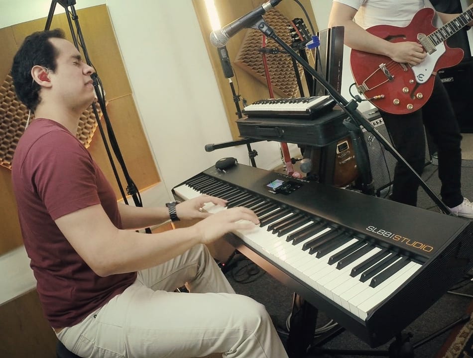 renzo_dali's tweet photo. La magia de la música no se detiene jamás 💯👏🏼🌟
Mañana nuevo video 🎶⚡🔥
#renzodalí #cuarentena #ensamble #artista #performance #interpretacion #perfectlive #jazz #westcoastjazz #multiinstrumentista #instrumental #feeling #ritmo #producción #jaguproducciones https://t.co/bINDQC8uCE