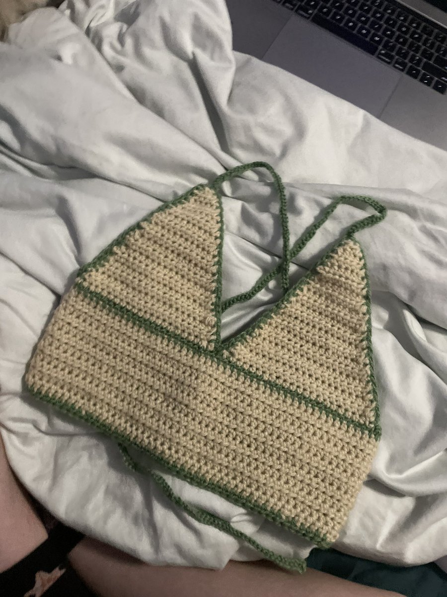 KenniCollective's tweet photo. i love making these tops :) if anyone is interested DM me ! hope everyone had a good day 🤓 https://t.co/WNWK0kAczX