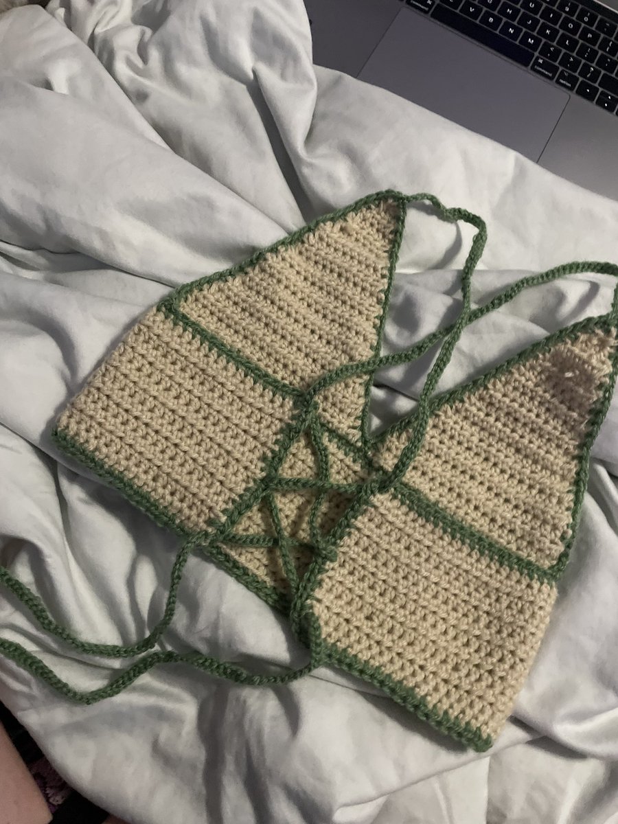 KenniCollective's tweet photo. i love making these tops :) if anyone is interested DM me ! hope everyone had a good day 🤓 https://t.co/WNWK0kAczX