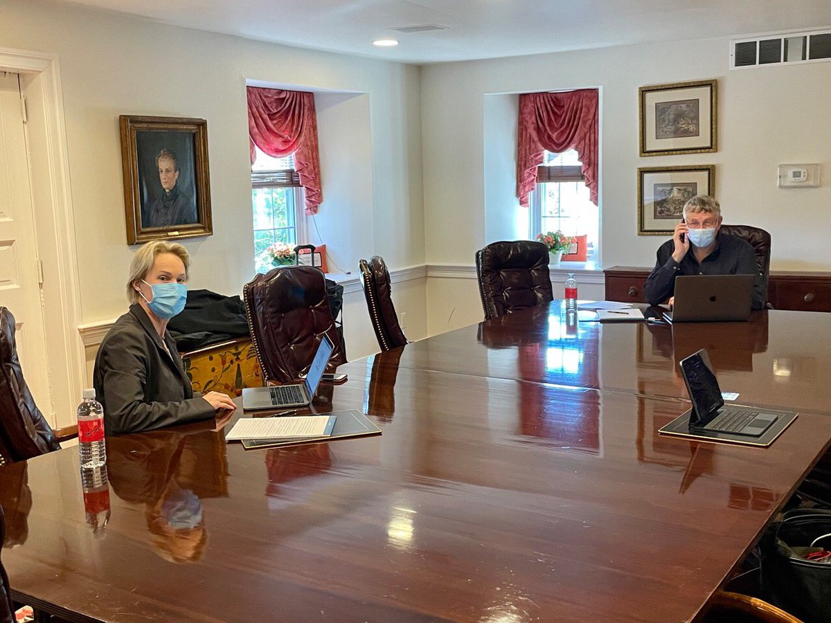 Frances Arnold sits with her laptop at a table several seats away from Eric Lander. Photo by Maria Zuber.