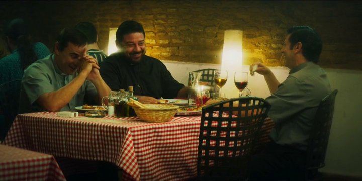 En una de las primeras escenas del episodio 4 hay un flashback con Vergara y Santoro comiendo en una cantina. La "prueba de fe" de Santoro, con un tenedor en la mano, es un homenaje al momento clásico de ALIENS (1986) del truco del cuchillo de Bishop, pero con una coda siniestra.