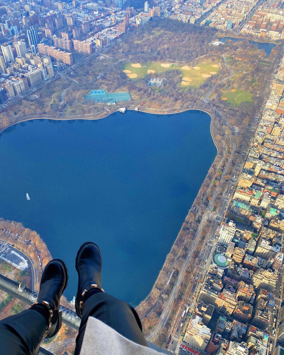 ShamStgo's tweet photo. Es casi una experiencia religiosa 🗽🚁 https://t.co/W7bH71wJXY