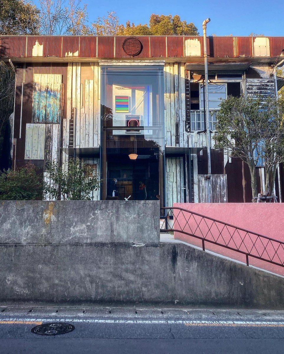 Jimmy_Braun's tweet photo. The wall of Haisha House (Naoshima): art house project #Haisha / #DreamingTongue.  #art #naoshima #japan #japon #kagawa #setouchi #naoshimaisland #landscape #picoftheday #houseartproject #photooftheday #contemporaryart #直島 https://t.co/BKt65eZxca
