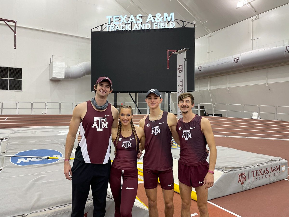 HighlanderSpeed's tweet photo. A&M "Highlanders" competing today! Great day for track and field. #highlanderspeed #twhs https://t.co/HtttdleIKu
