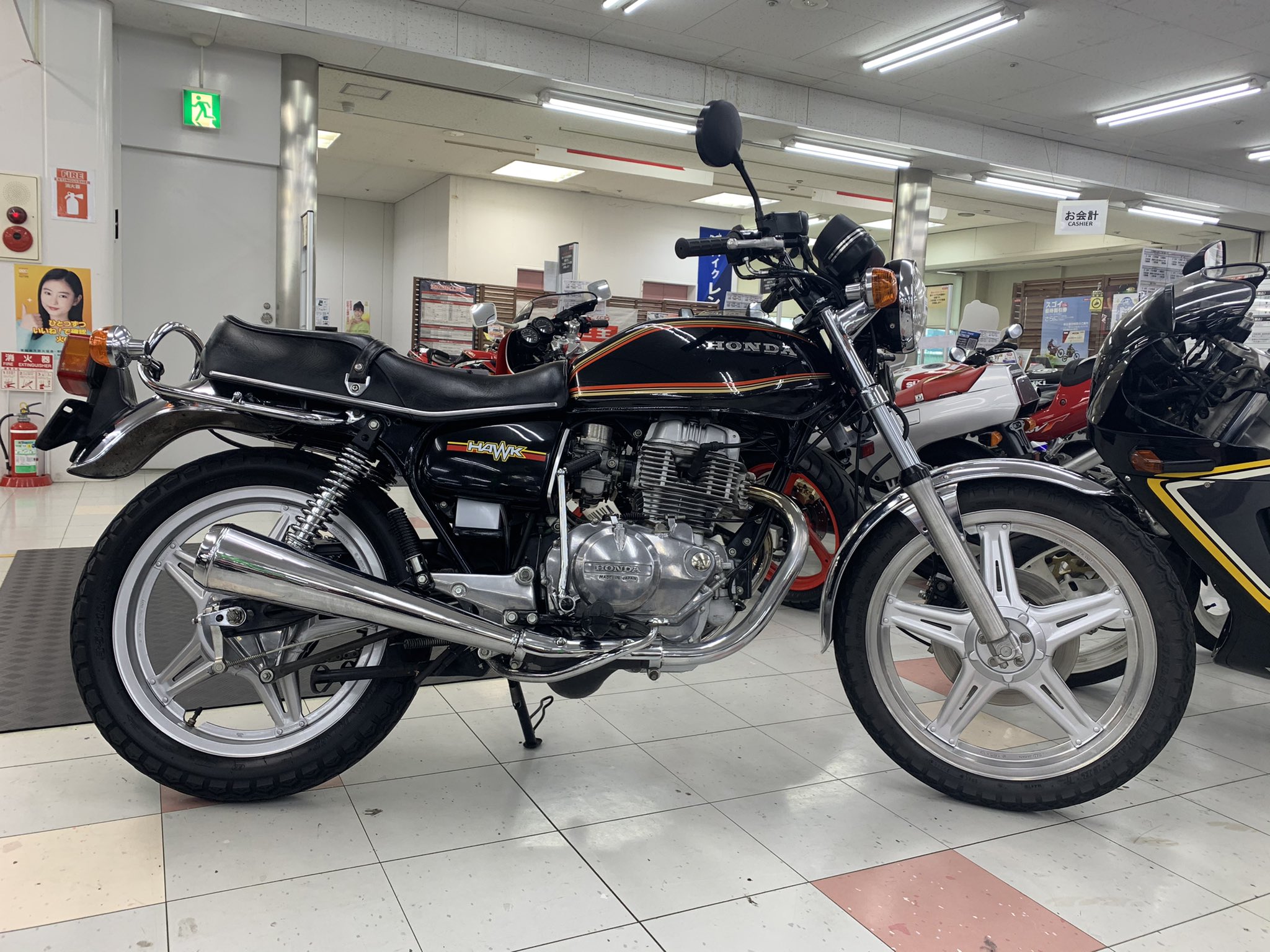 バイク王 つくば絶版車館 Honda Cb250t Hawk ホーク バブ 1977 当時乗っていた方ですとバブと言うと分かりやすいですね ちなみに 1977年 1978年がスポークホイール 1978年4月 コムスターホイール 13lタンク バイク Cb250t ホーク Hawk