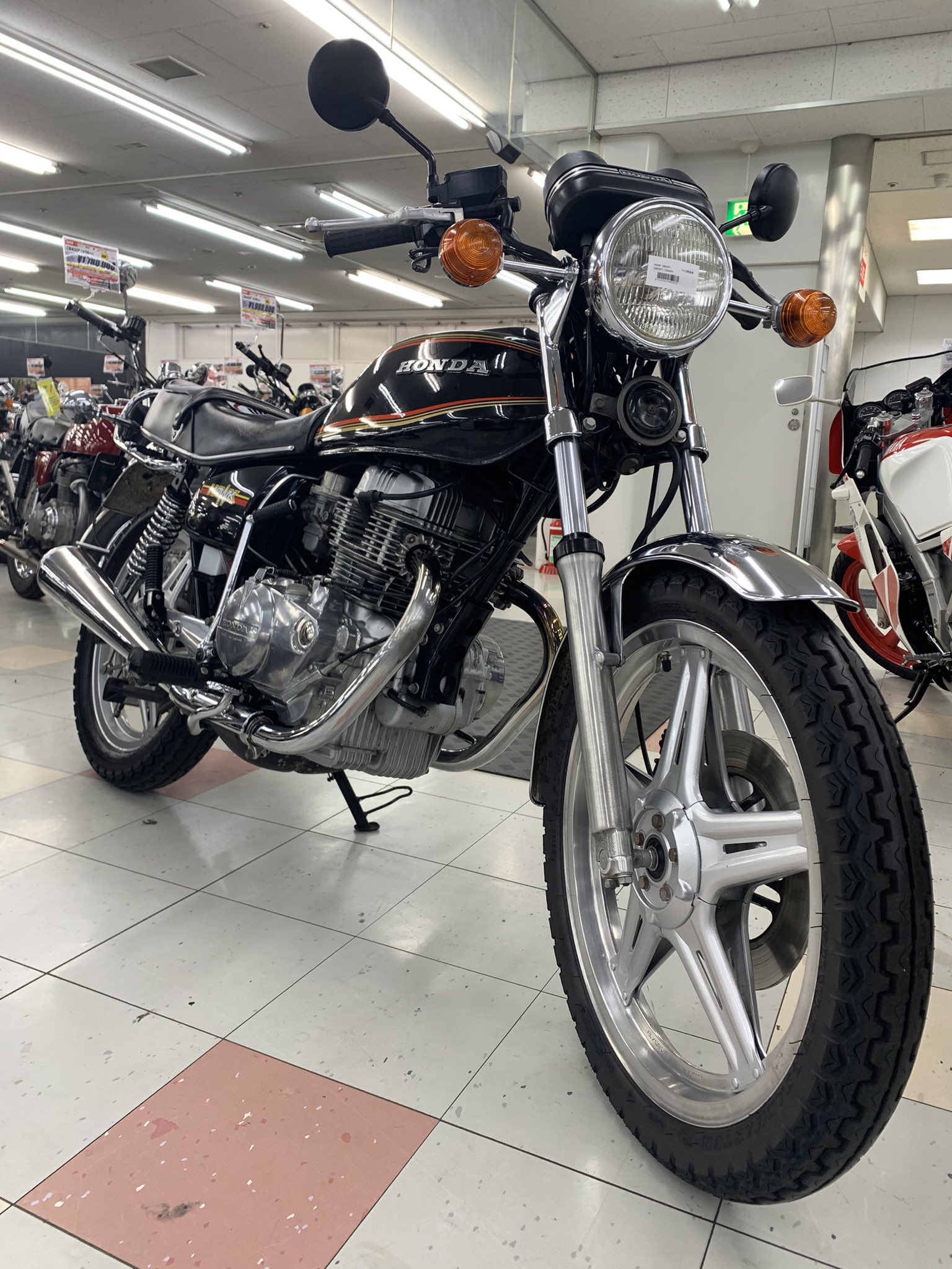 バイク王 つくば絶版車館 No Twitter Honda Cb250t Hawk ホーク バブ 1977 当時乗っていた方ですとバブと言うと分かりやすいですね ちなみに 1977年 1978年がスポークホイール 1978年4月 コムスターホイール 13lタンク バイク Cb250t ホーク Hawk